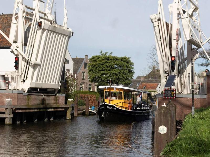 fietsboot-op-de-vecht-door-sluis_(c)de-fietsboot-4